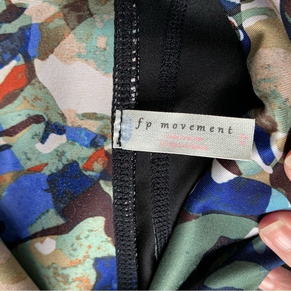 Free People Movement FP Guinevere camo ruched 7/8 leggings.‎ Size 6P - Picture 3 of 10